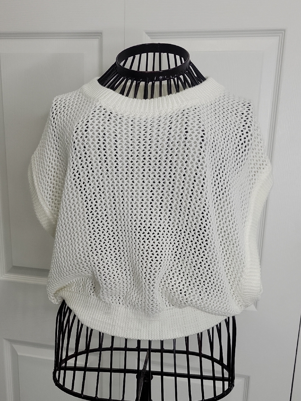 Stile Boutique Cream Open-Knit Cropped, Short Sleeve Sweater, Size Small